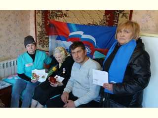 Специалисты Комплексного центра поздравили с наступающим праздником 8 марта получательниц социальных услуг на дому